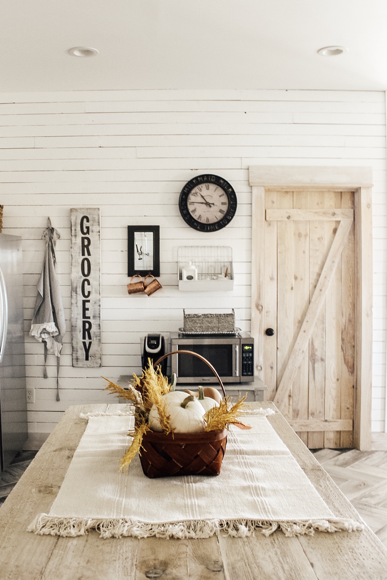 barn door and Simple Fall Decorating Ideas